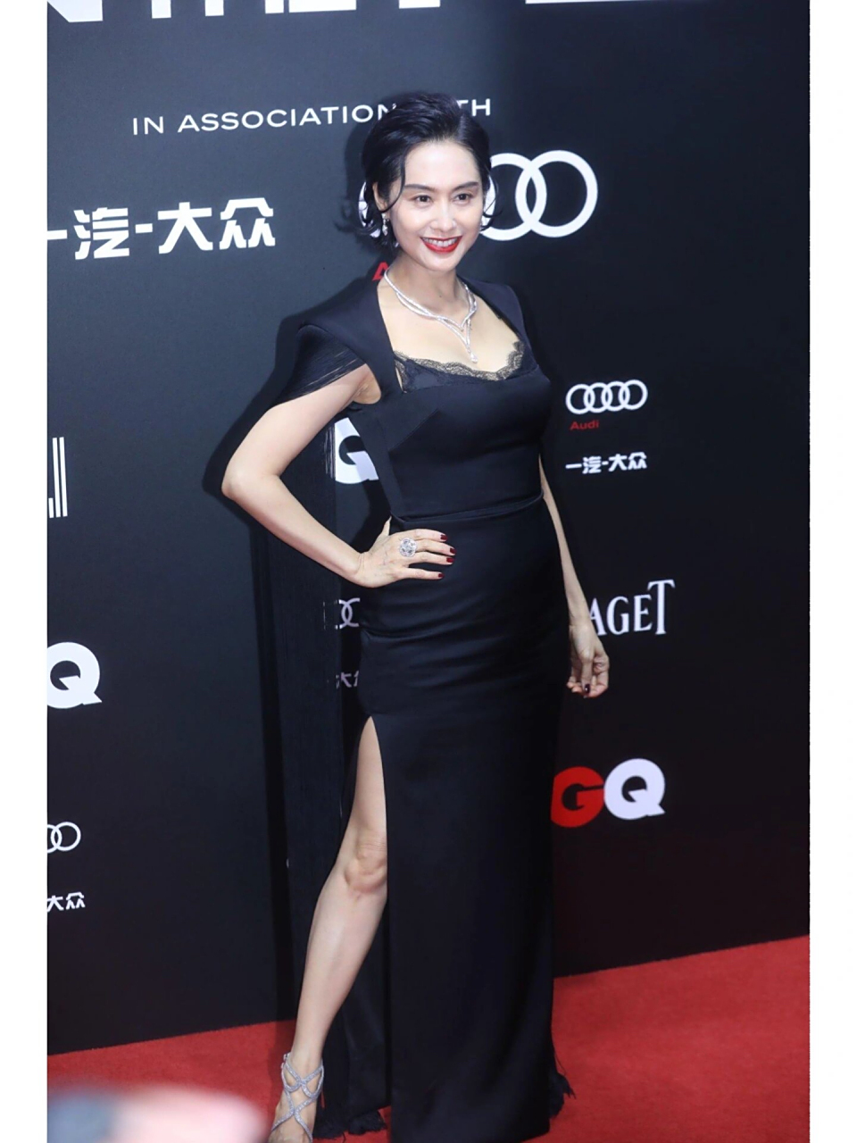 52岁的朱茵红毯照片,大家觉得她和年轻时的颜值差别大吗?