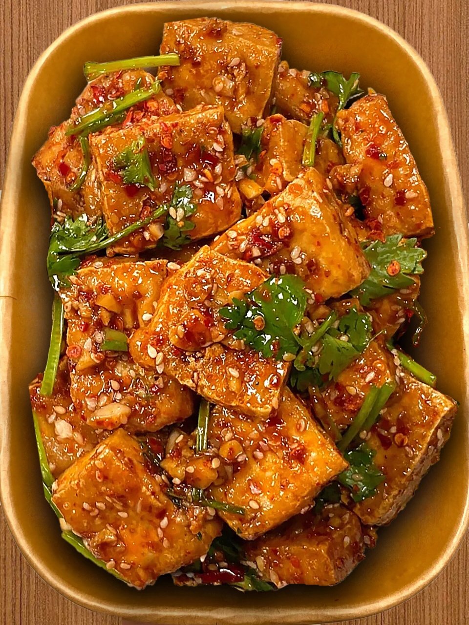 老豆腐切块,放入空气炸锅,表面喷油200度烤25分钟,中途需翻面 烧烤料