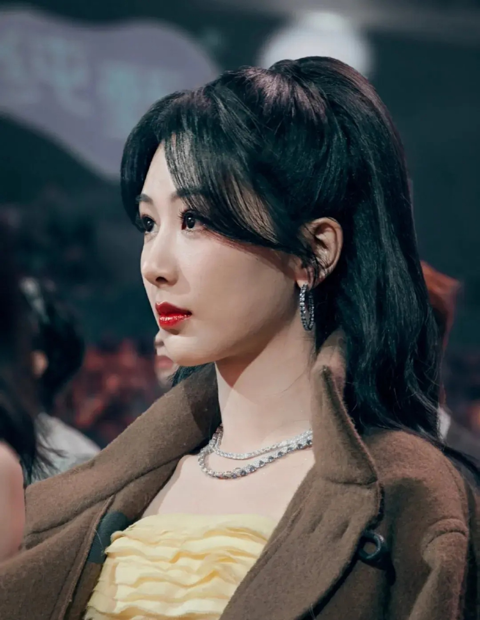 看这次微博之夜的座位,肖战和杨紫坐同一排,但中间隔了胡歌唐嫣等人