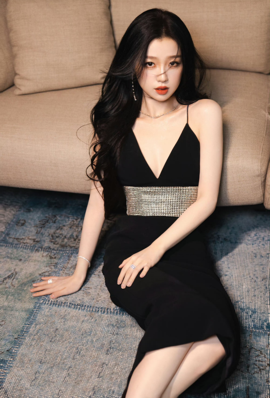 虞书欣身穿黑色深v吊带裙,眼神中流露出的不羁魅力仿佛是高高在上的