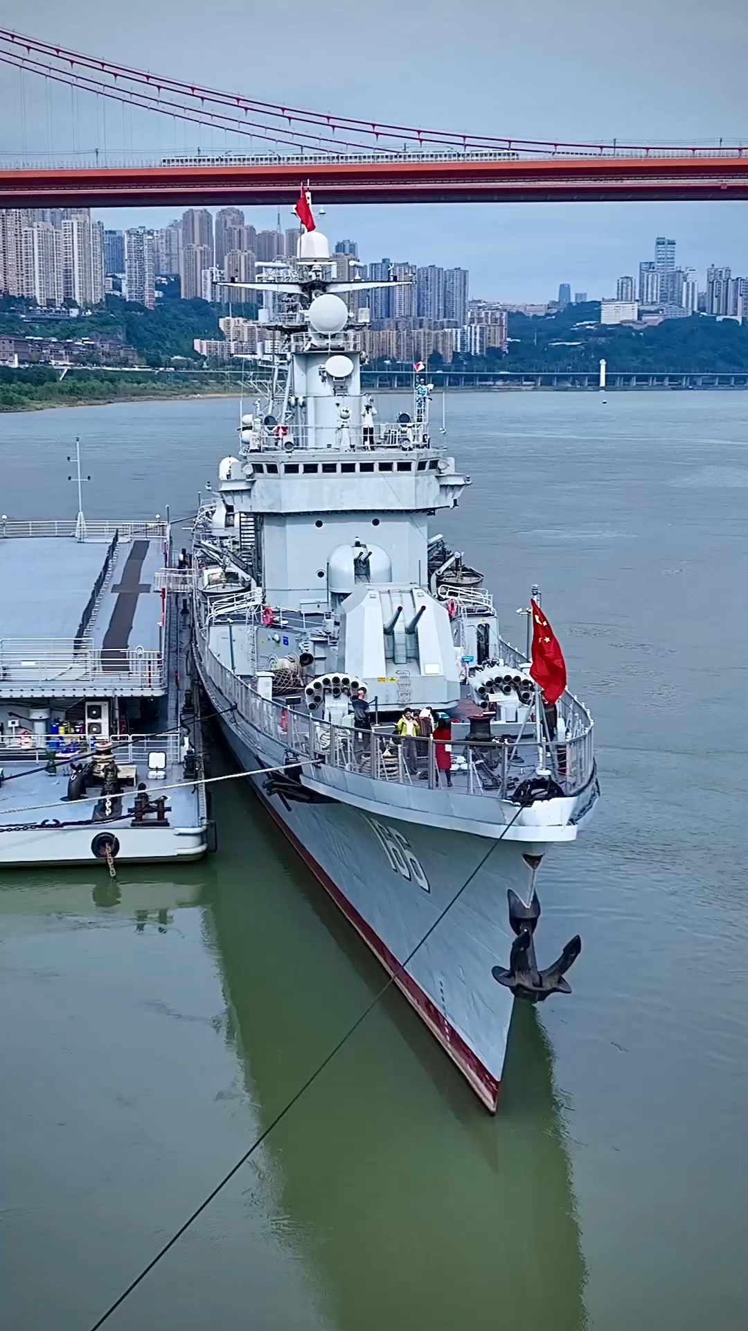 停泊在重庆长江建设码头的166退役导弹驱逐舰获评国家一级文物