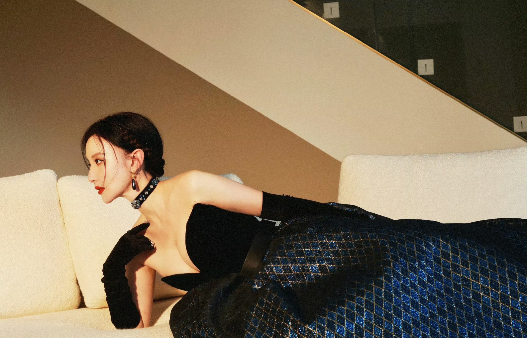 张萌身穿深v格纹拖地裙,搭配同色系手套,勾勒出复古年代感,性感身材