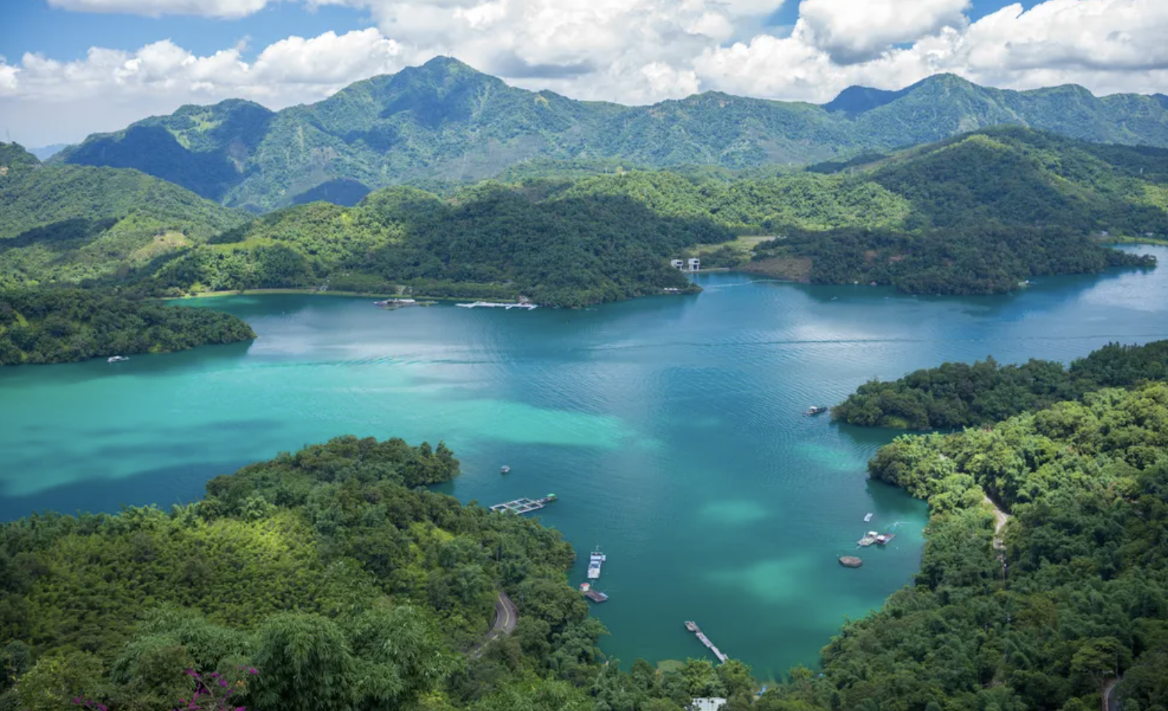 日月潭,位于中国台湾南投县鱼池乡,是台湾最大的天然淡水湖