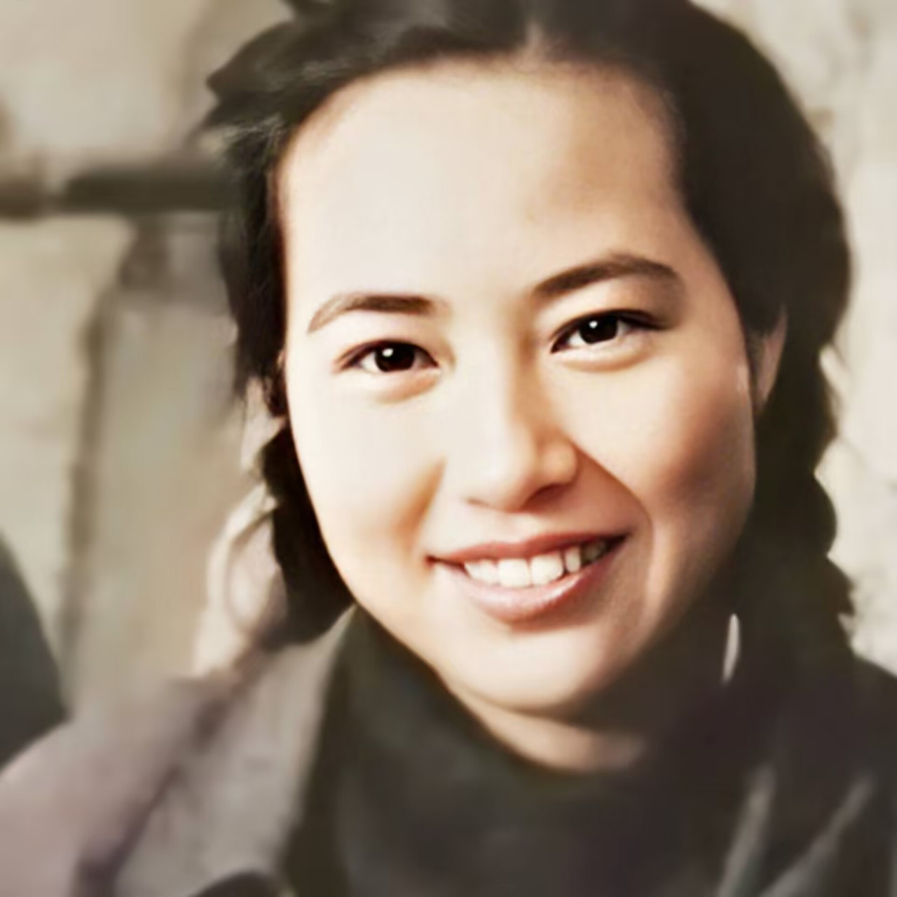 延安时期的十大美女之一苏菲,他的眼睛很独特,炯炯有神,令人难以忘怀.