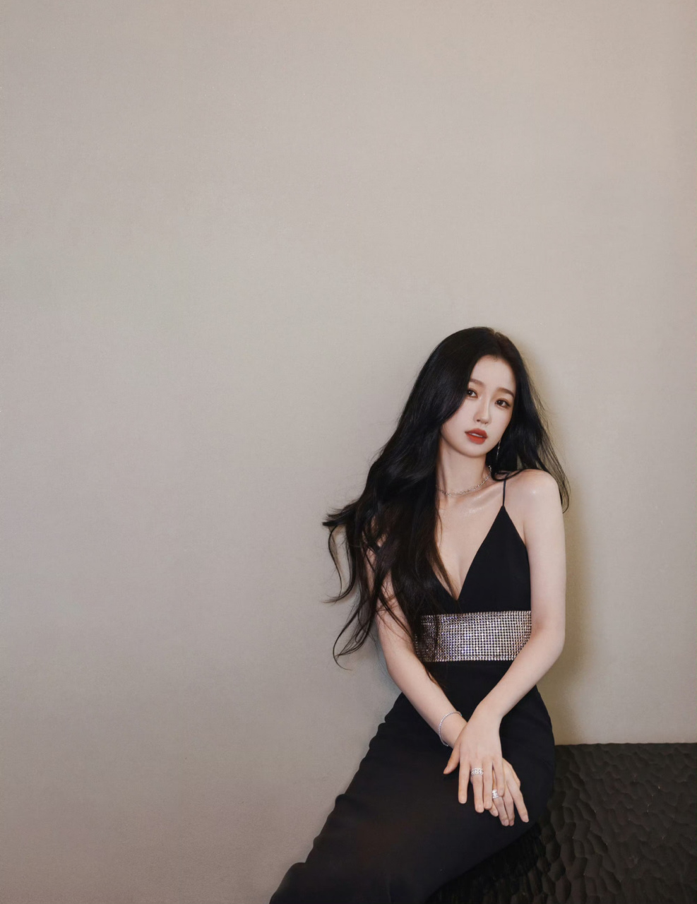 虞书欣身穿黑色深v吊带裙,眼神中流露出的不羁魅力仿佛是高高在上的