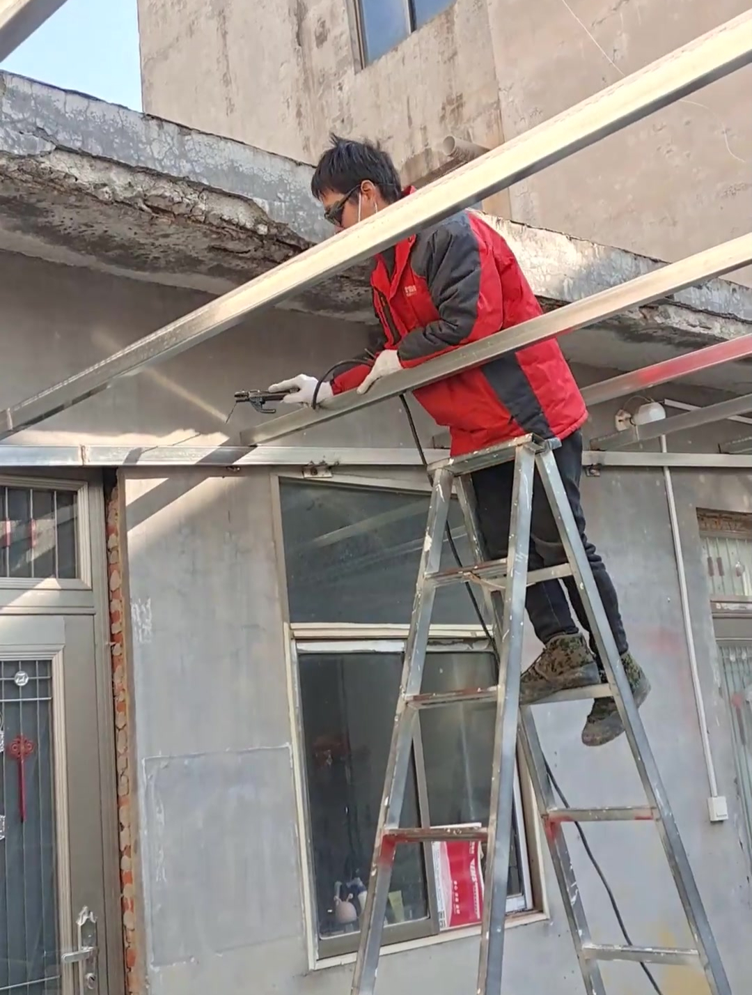 农村自建房院子里面搭大棚,这样下雨淋不着,你们家院子搭棚了吗