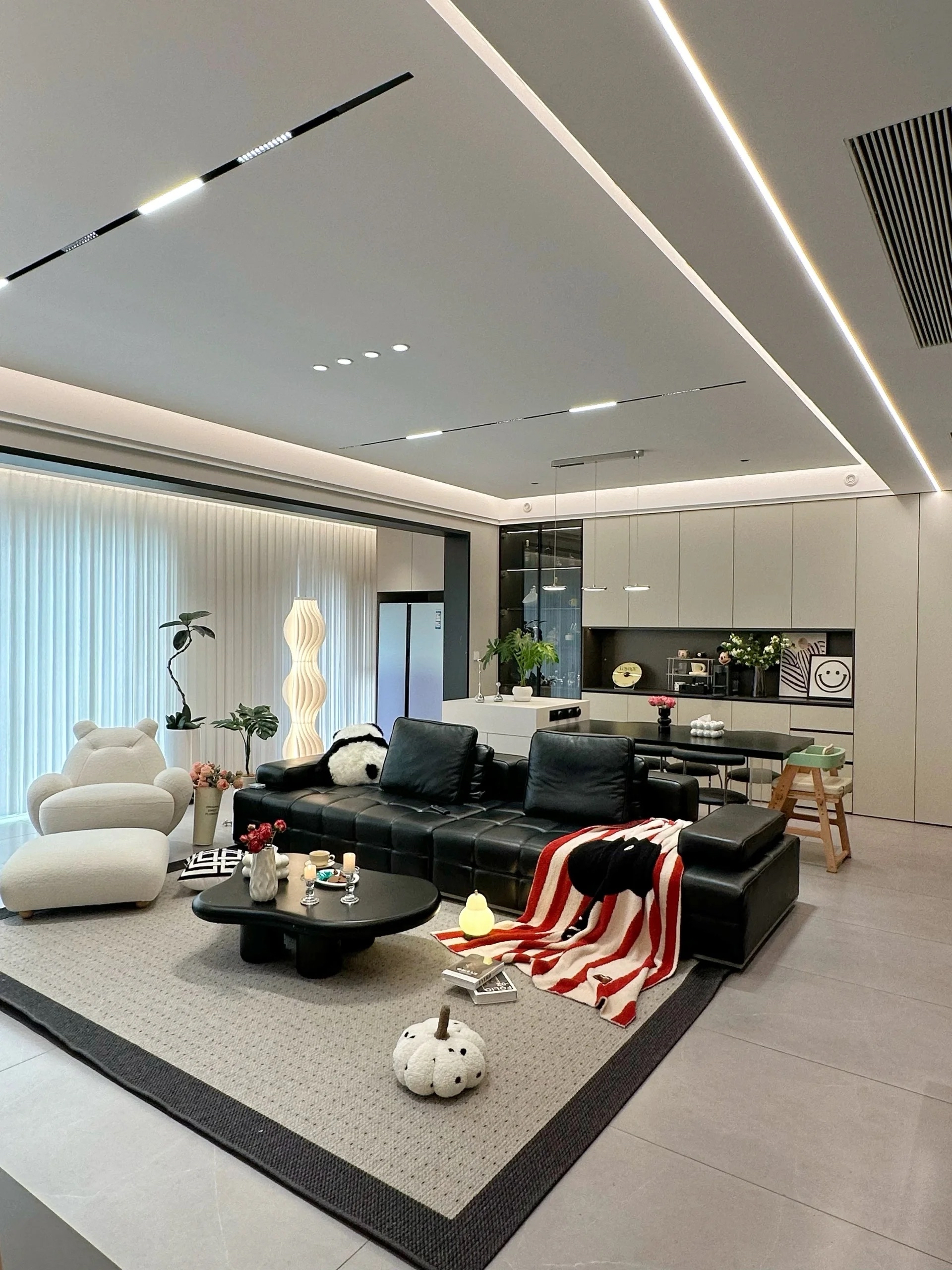 图横厅摆放圆桌设计效果图无主灯设计客厅饭堂效果图宽敞的大客厅横厅