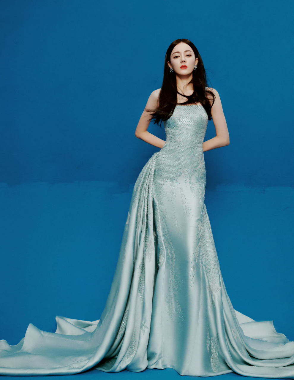 迪丽热巴身披蓝色礼裙,宛如仙境中的精灵,黑长直中分发型搭配眉眼缱绻