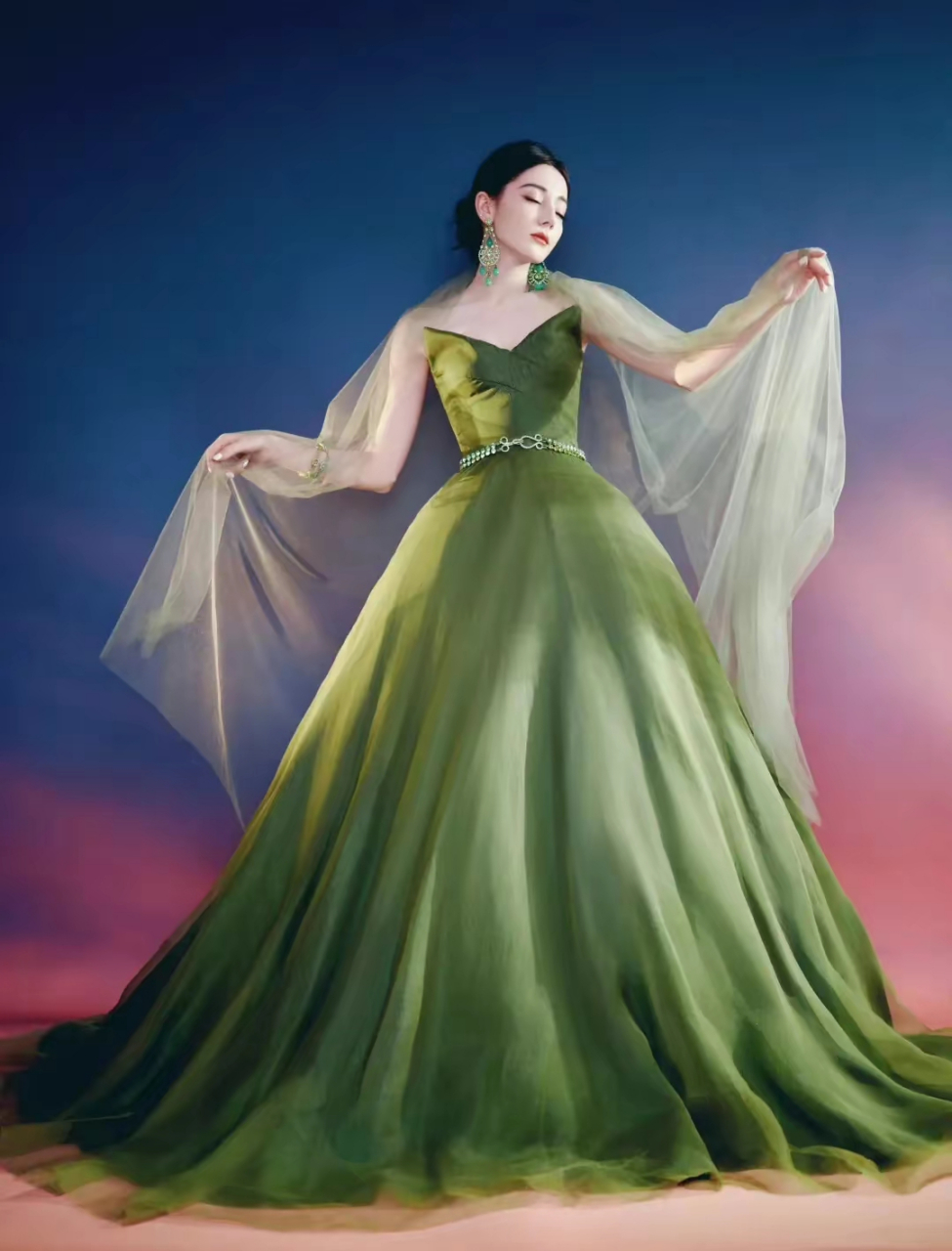 美女写真～迪丽热巴,绿色抹胸长裙,绿色纱 #跨年创作挑战赛