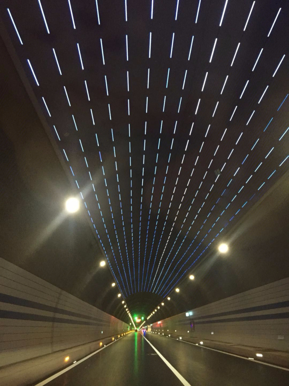 亚洲第一隧道的辉煌之处不仅在于其耗资高达 40 亿元人民币,全长达到