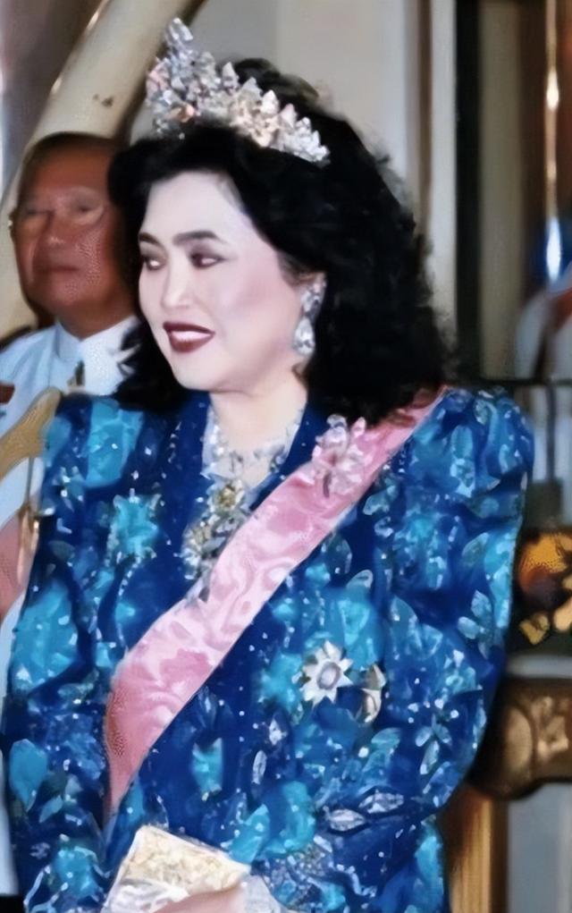 文莱大王妃:稳坐后位56年,不在乎丈夫出轨,对情敌的孩子很好