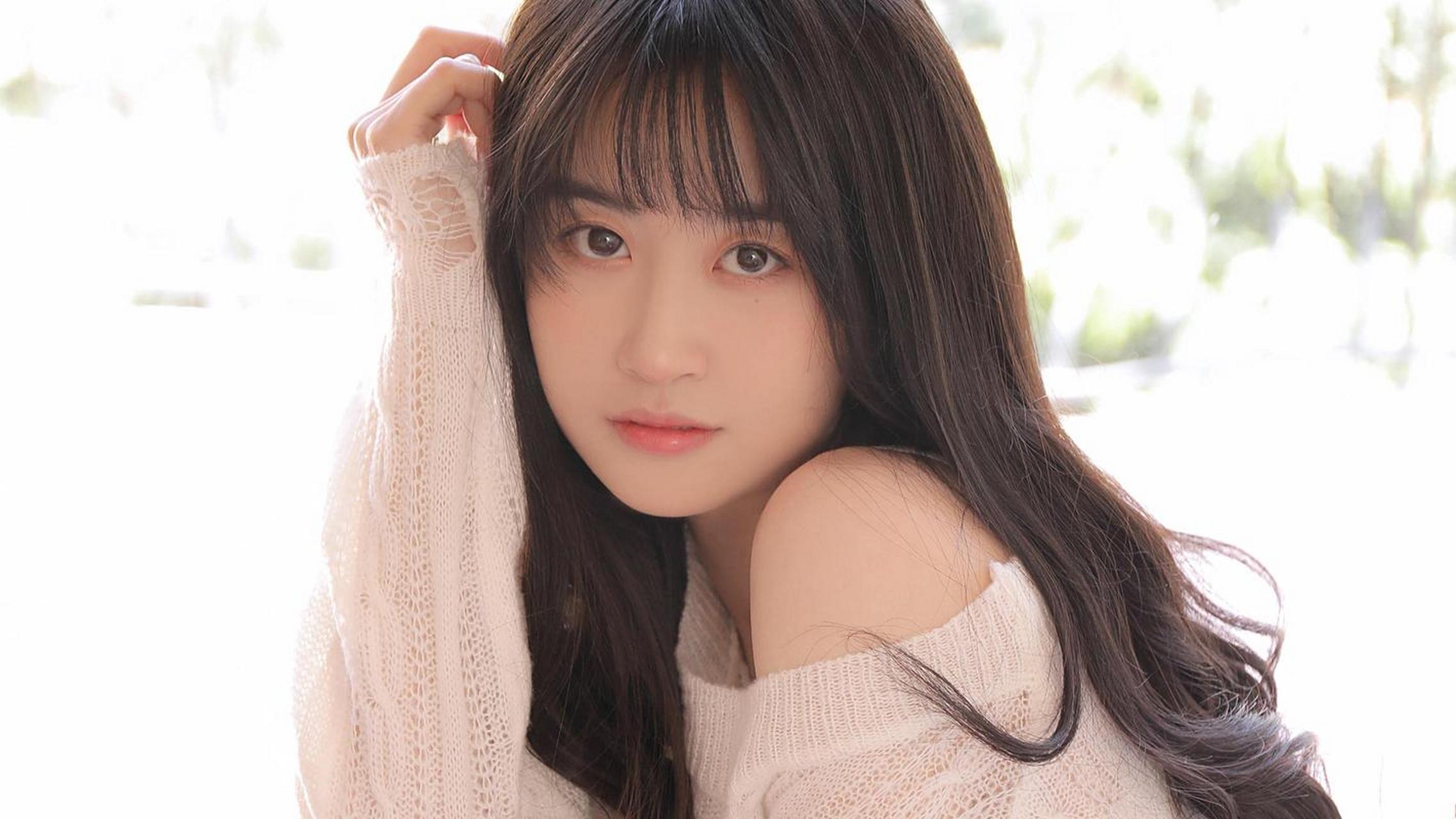 后来他发现董潇潇和张翰有染,他动手打了张翰.