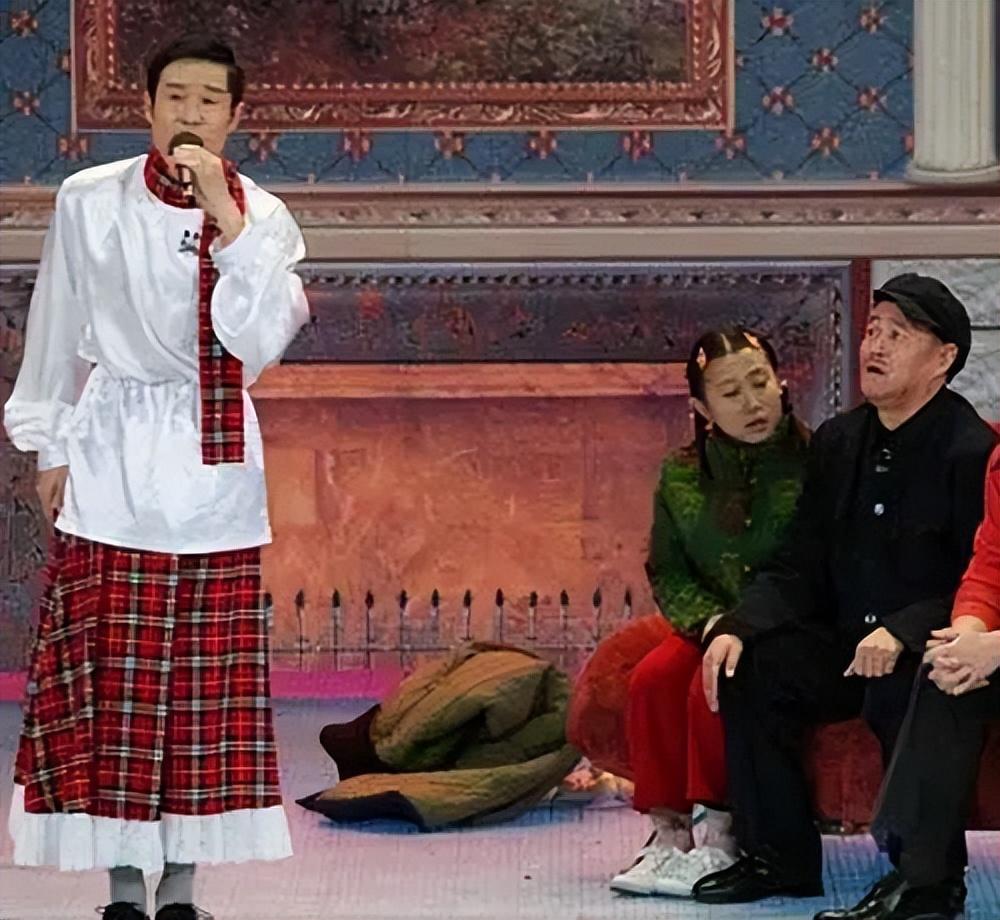 小沈阳穿着红色格子裤,一身"苏格兰风格"的打扮,让人啼笑皆非.