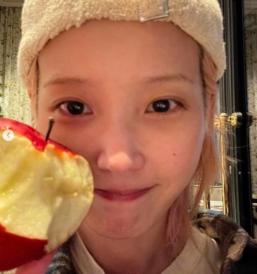 30岁iu染粉发大变样素颜生图眉毛稀疏几乎没有眼距宽差别大