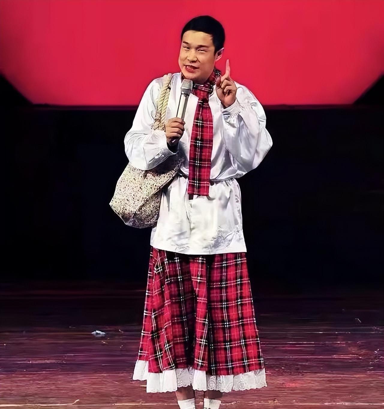 小沈阳穿着红色格子裤,一身"苏格兰风格"的打扮,让人啼笑皆非.