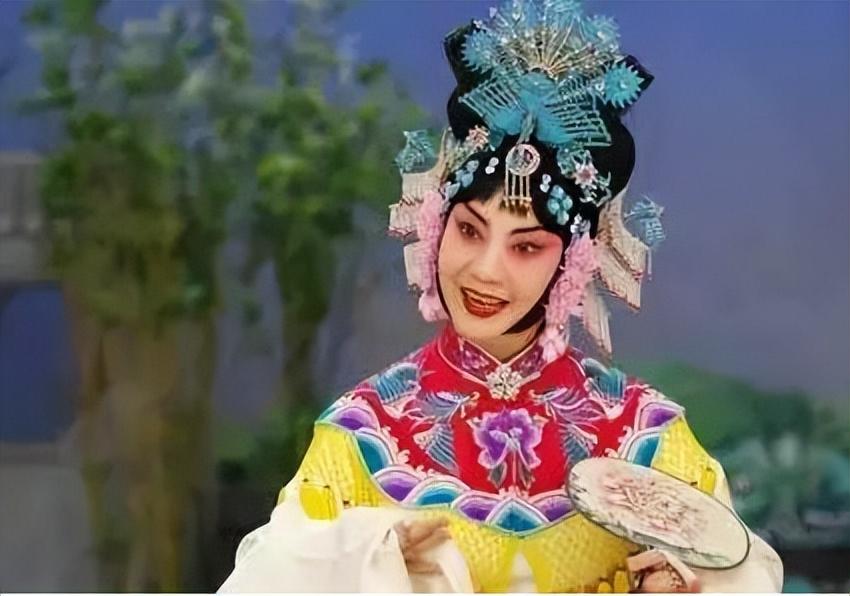 李维康是我国著名的京剧大师,她主演的现代戏《蝶恋花》一经推出就