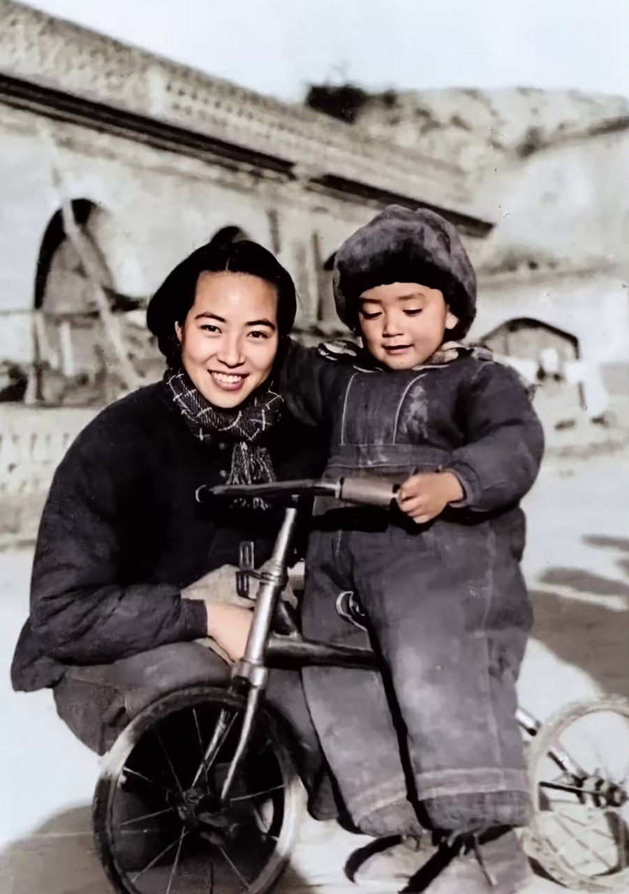 延安时期的十大美女之一苏菲,他的眼睛很独特,炯炯有神,令人难以忘怀.