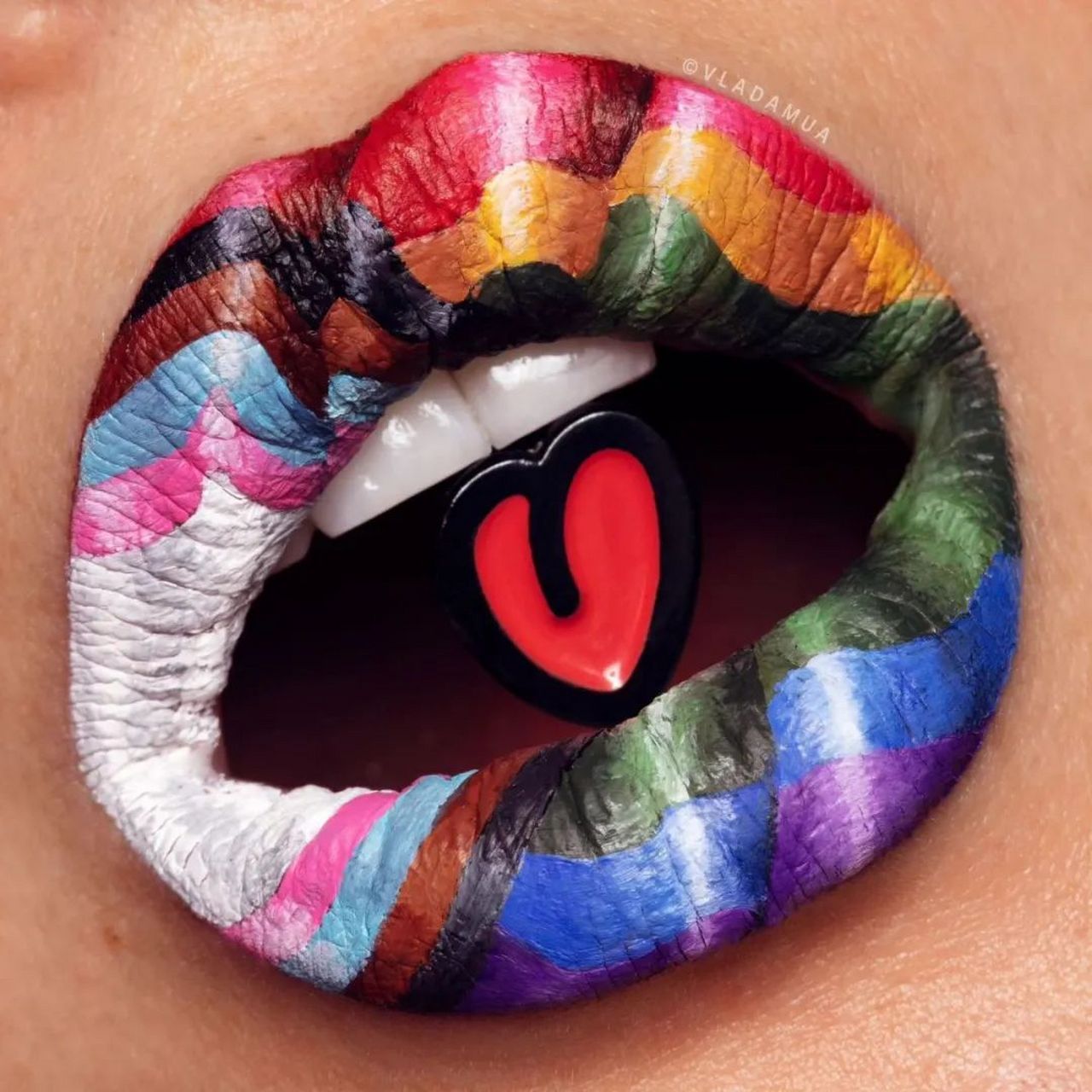 作为一名化妆师,她痴迷于唇妆设计,运用各种色彩和材料,将嘴唇变成