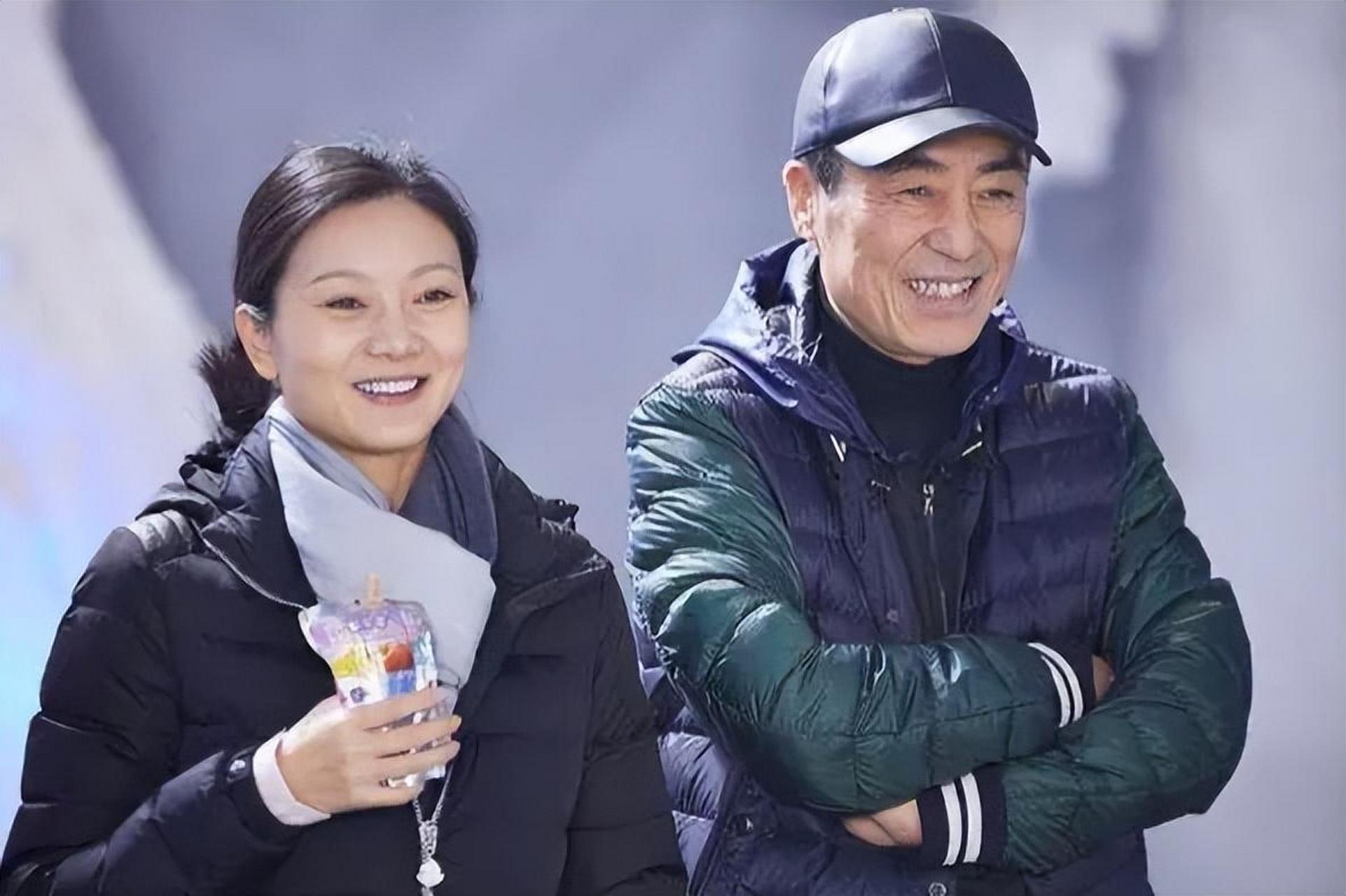 同回酒店,不胜酒力双双倒下,没再出来,事后,记者问王海珍:你和张艺谋