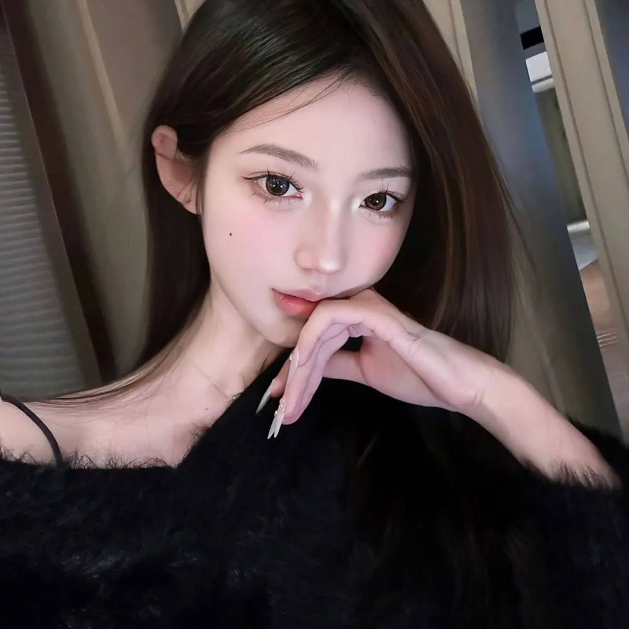 或者想要寻找一组与众不同的头像,那么这组清冷感女生头像绝对是你的