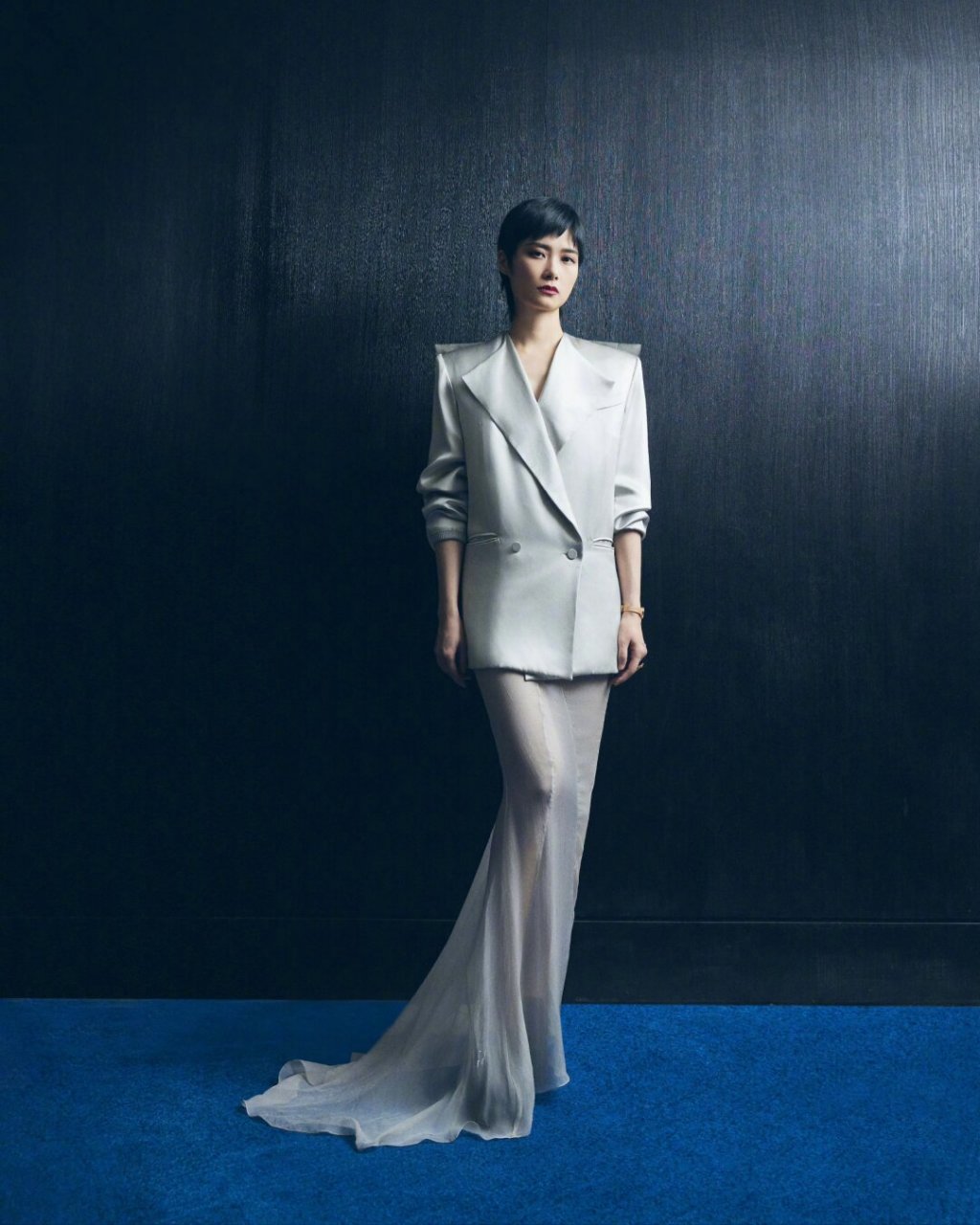 行走的衣架子李宇春红毯也太会穿了  李宇春的红毯造型真是一绝!