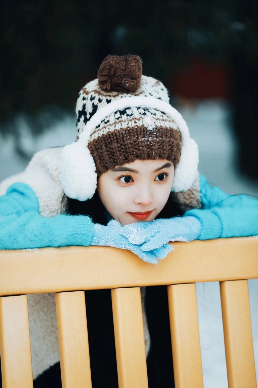 拥有一张"初恋脸"的章若楠,笑起来眉眼弯弯的很是让人心动.