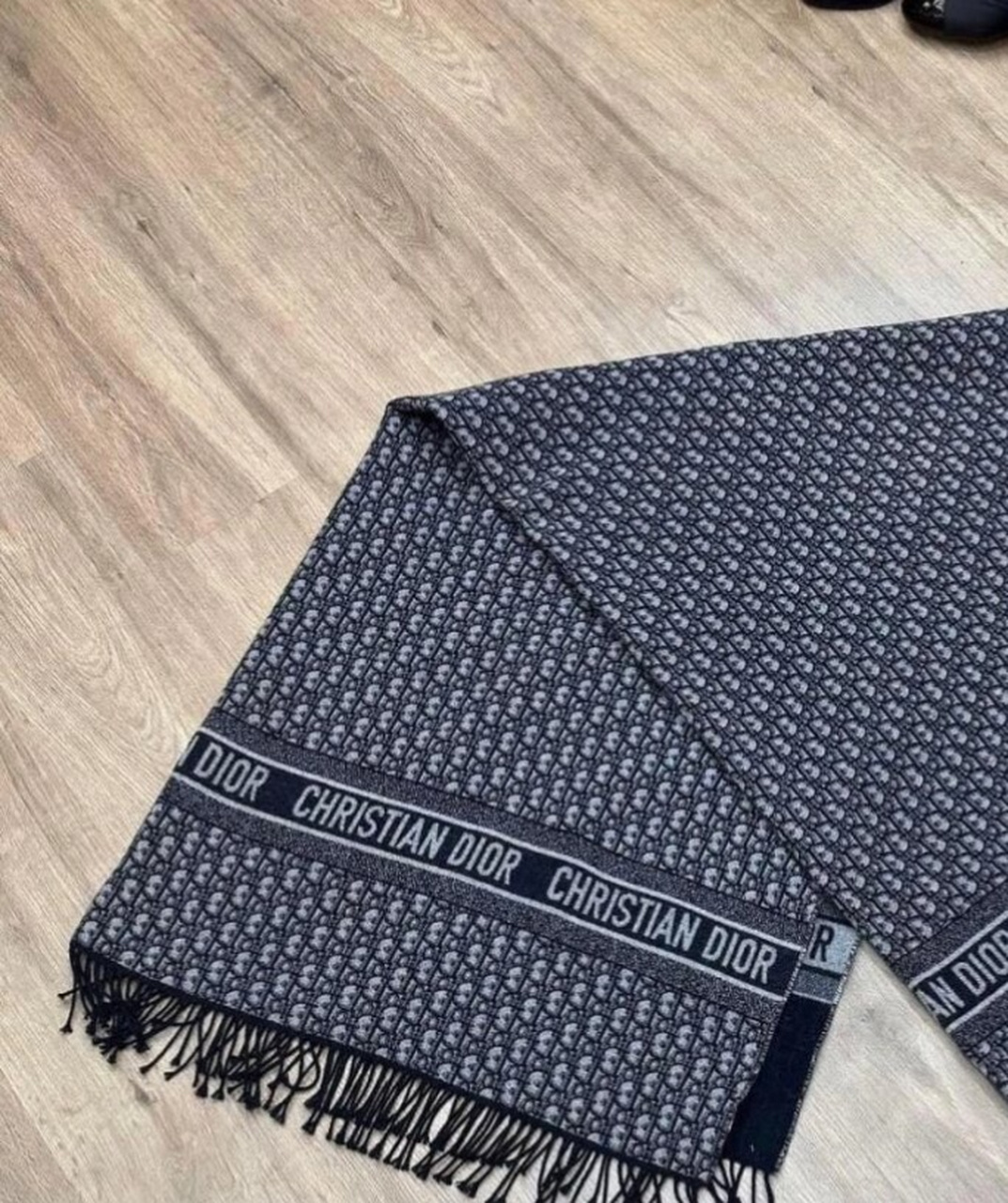 给你们安利一款dior的新款经典老花logo超大条纹喀什米尔披肩/盖毯