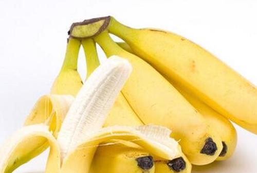多吃香蕉有什么好处和坏处  1,吃香蕉可预防或治疗高血压 因为香蕉中