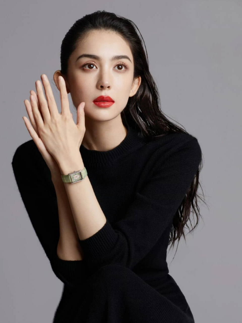 古力娜扎封面大片  近日,古力娜扎登上某杂志封面,展现了她独特的时尚