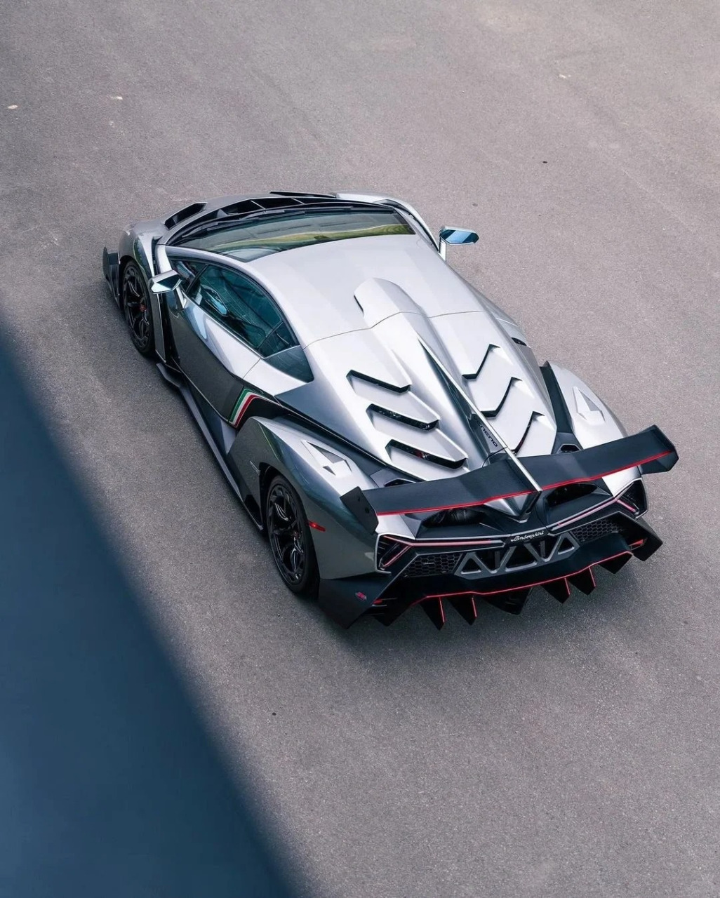 兰博基尼毒药,一种激情和力量的象征 想象一下,当你坐在驾驶座上,手握