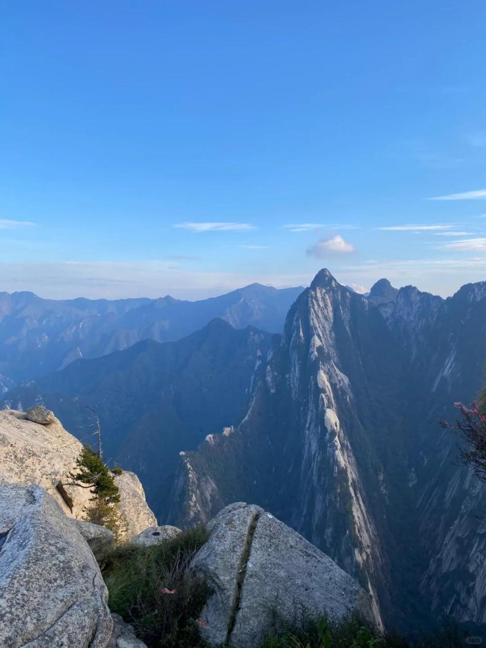 小小华山徒步拿下 先说一下基本情况,10月13号爬的,北徒步上西索道下