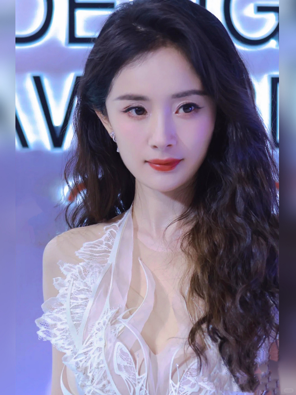 在时尚芭莎的红地毯上翩翩起舞!仿佛是一位真正的公主,优雅而高贵!