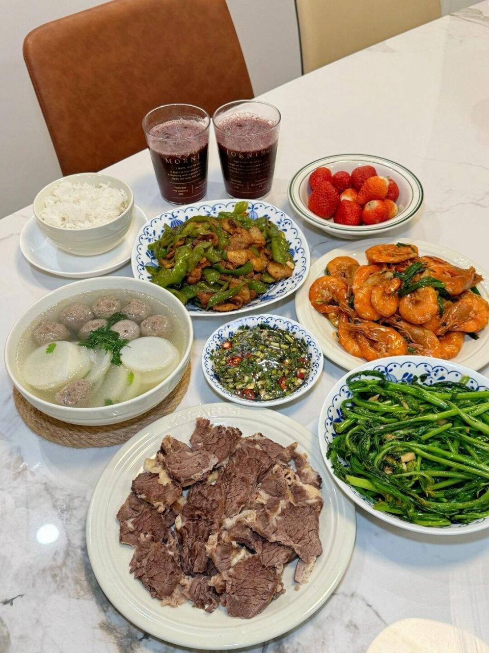 二人食吃不腻的家常菜  两个人吃饭的晚餐菜单如下:  白切牛肉 油焖