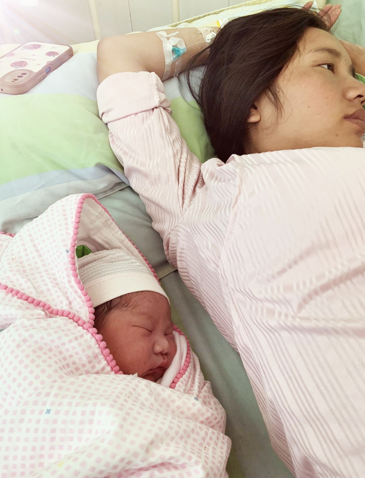 在医院的病房里漂亮的妈妈刚生下一个大胖小子