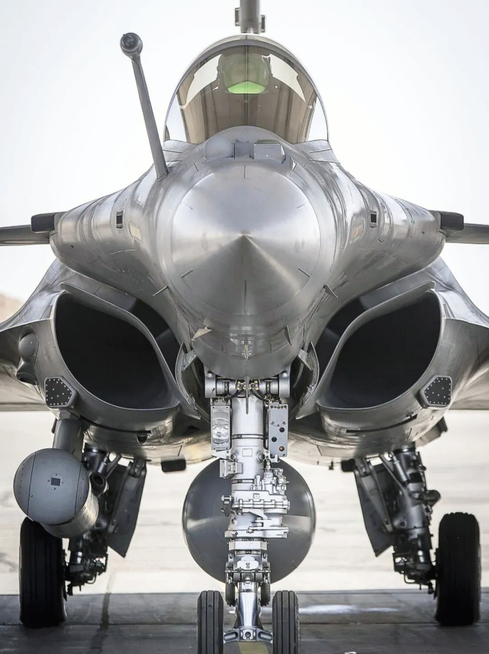 "阵风"战斗机是达索公司乃至法国历史上性能和颜值的巅峰之作.