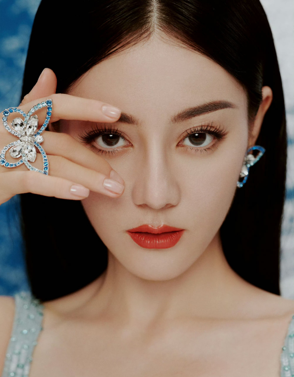 迪丽热巴身披蓝色礼裙,宛如仙境中的精灵,黑长直中分发型搭配眉眼缱绻