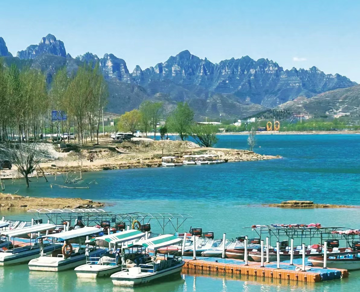 河北保定龙门湖,游客在村民土地里露营收费100元:拒绝付款