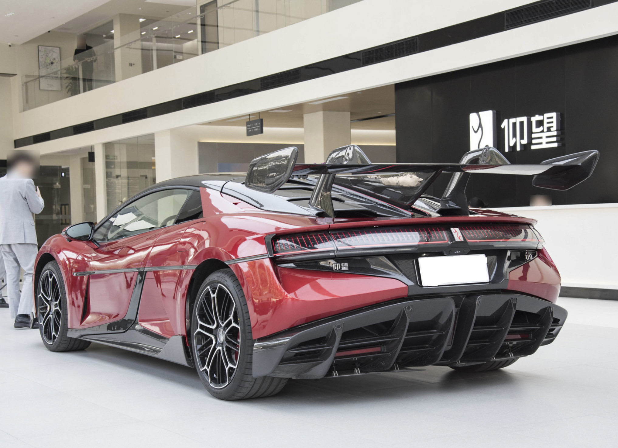 一般来说,只要说起超级跑车,很多人都会想到国外知名的布加迪,帕加尼