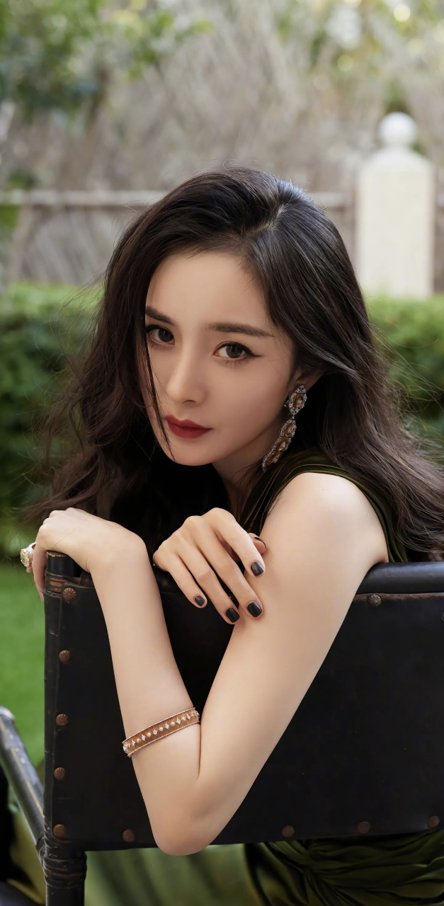 红尘有梦,岁月迷离,这眼神太勾魂,令我无法抗拒,大幂幂眼神杀,还不来