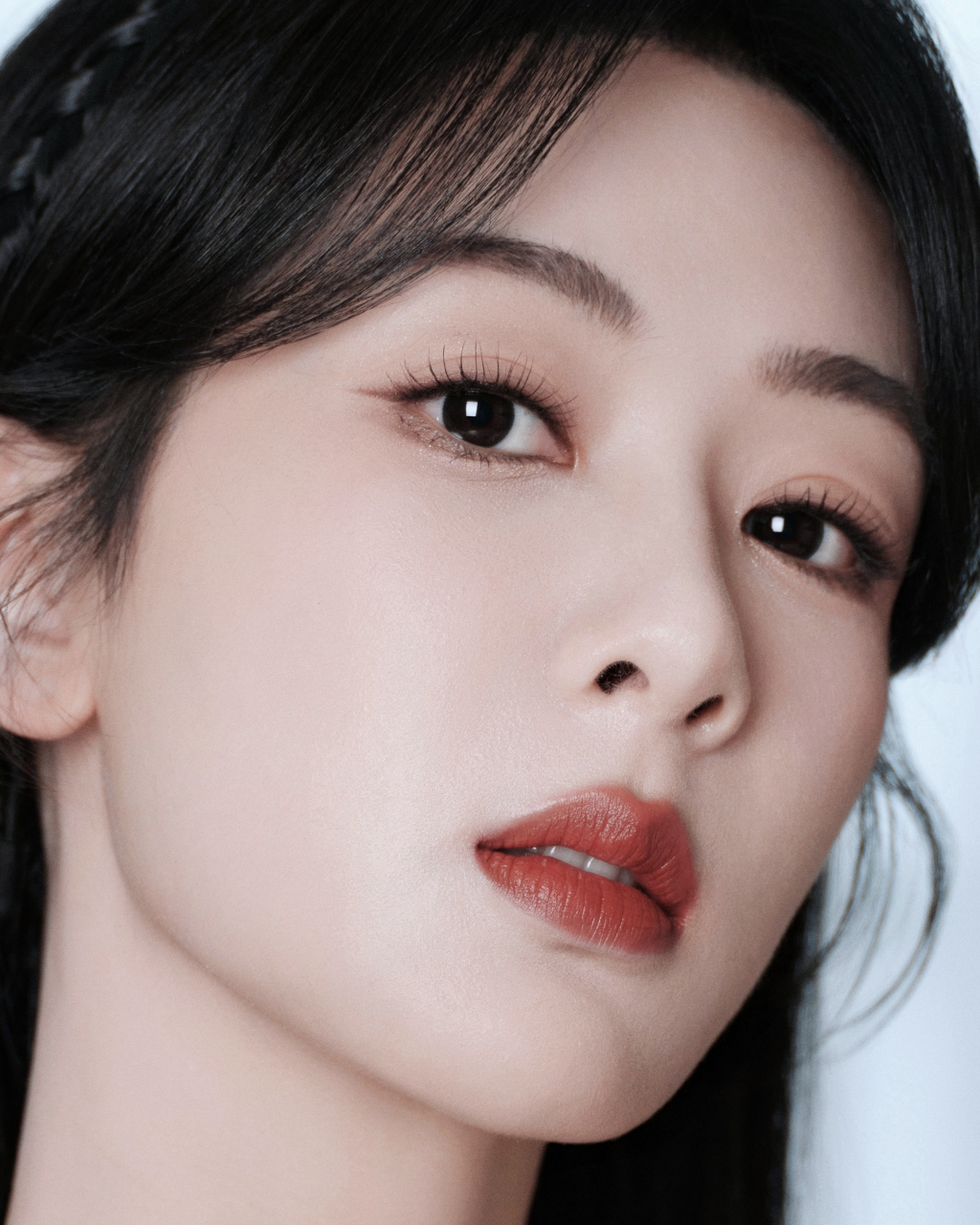 杨紫今夜妆容解析:着唇一抹红棕,美自在我心,摇曳生姿的夜晚,道句晚安