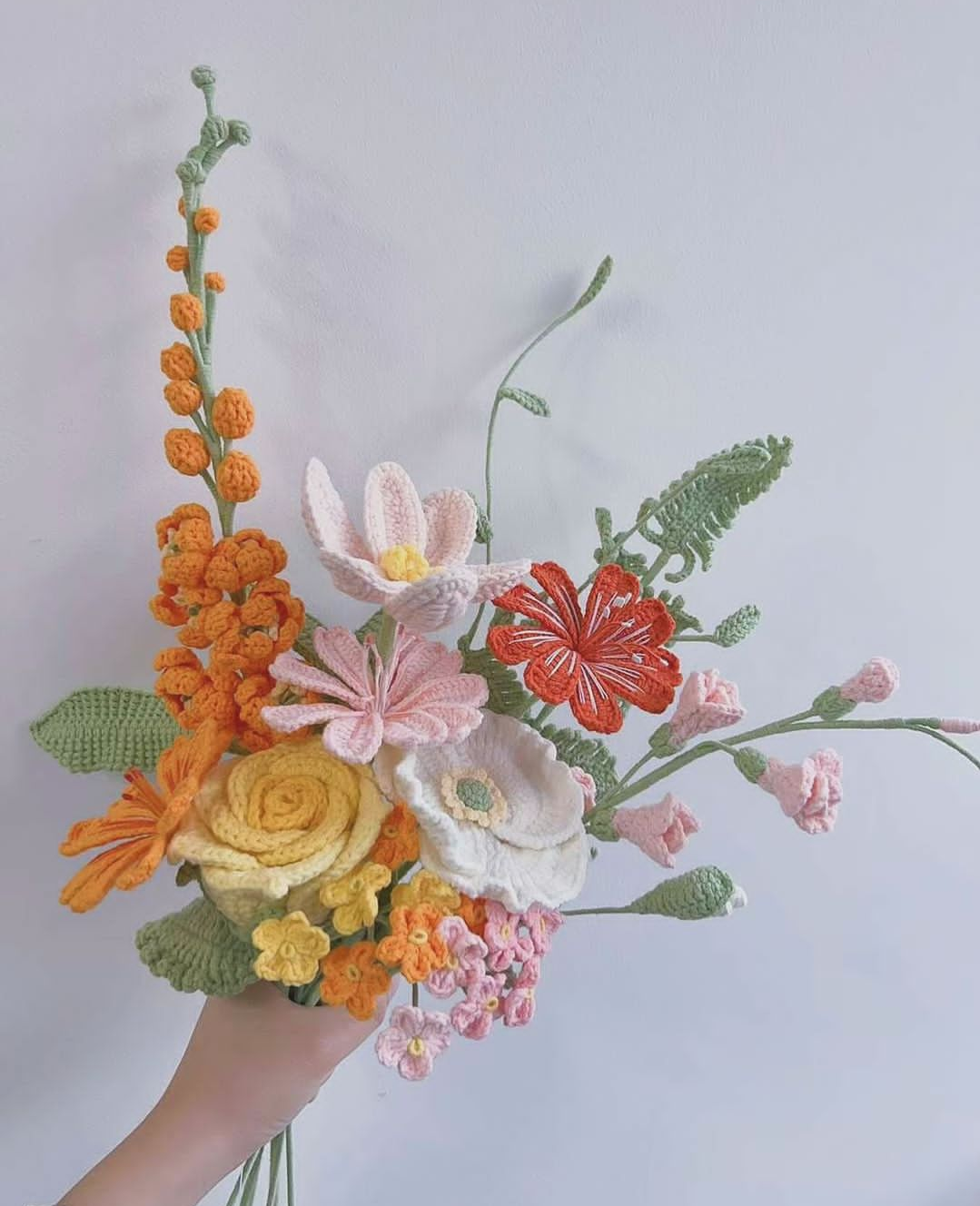 她细心地编织着各种颜色的花朵和叶子,每一针都充满了她对生活的热爱