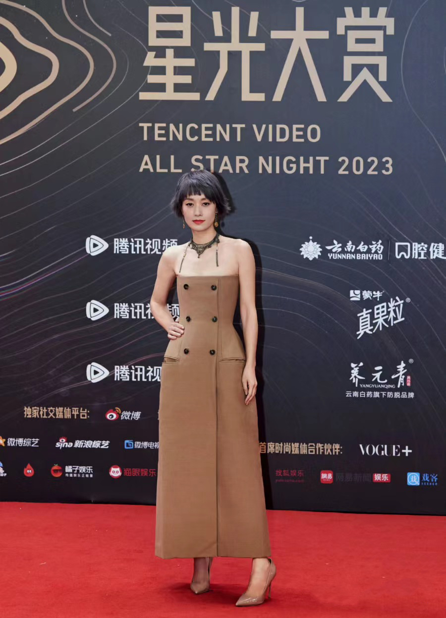 马伊琍真的很前卫,染奶奶灰头发配灰大衣,气场强大又高级