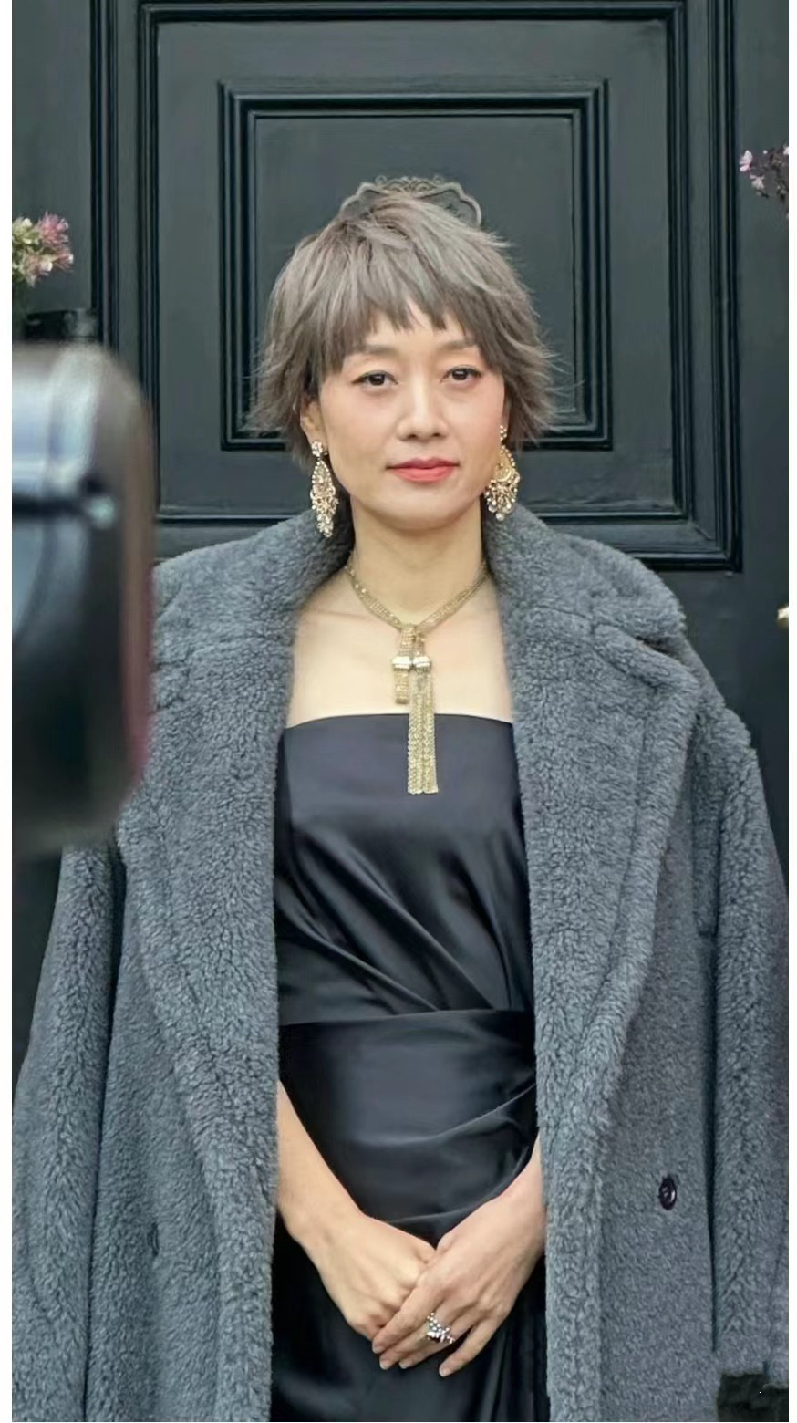 马伊琍真的很前卫,染奶奶灰头发配灰大衣,气场强大又高级