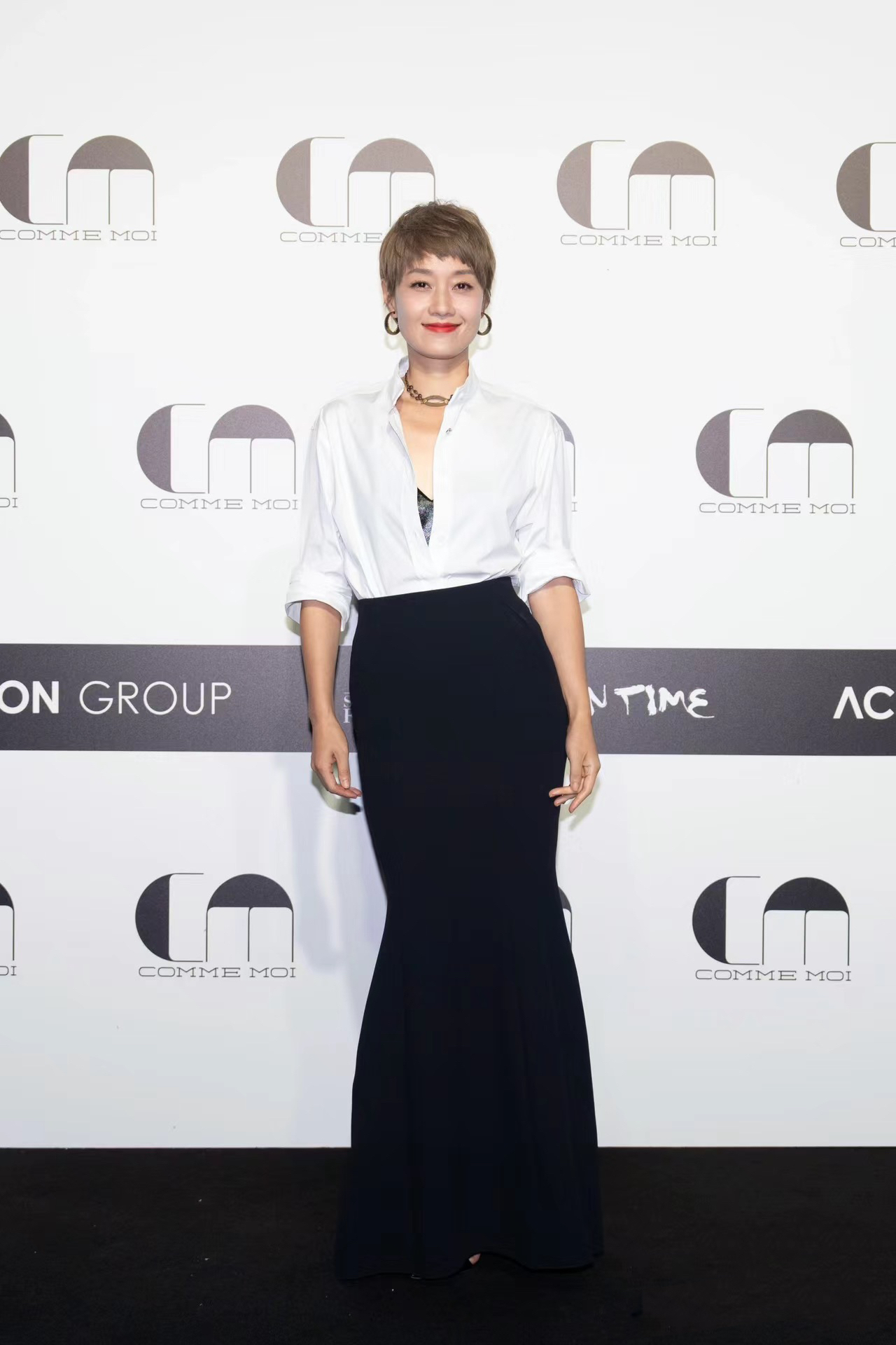 马伊琍真的很前卫,染奶奶灰头发配灰大衣,气场强大又高级