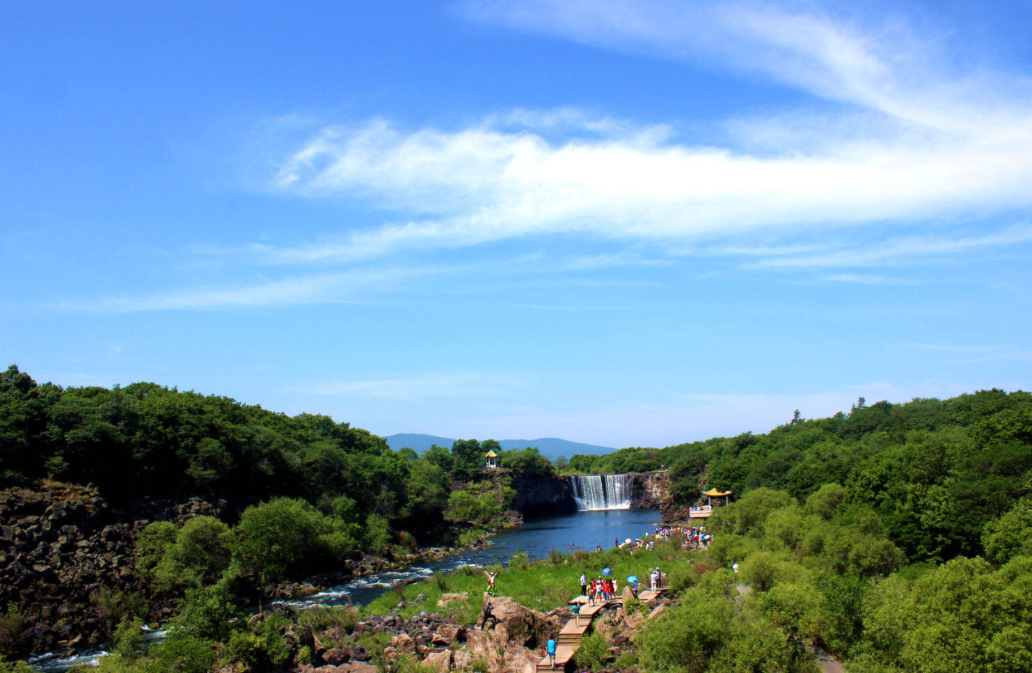 镜泊湖风景区是一个集自然风光,人文历史于一身的旅游胜地