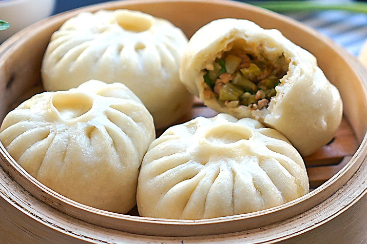 成都特色大包子以其鲜美味道,丰富馅料和独特制作工艺成为成都小吃