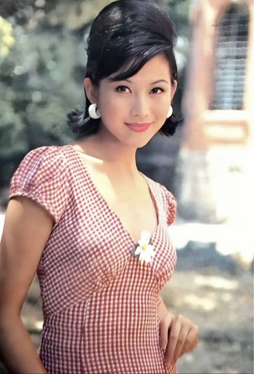 蔡少芬曾被称为"最惨港姐",尽管命运多舛,她却凭借坚韧不拔的精神逆袭