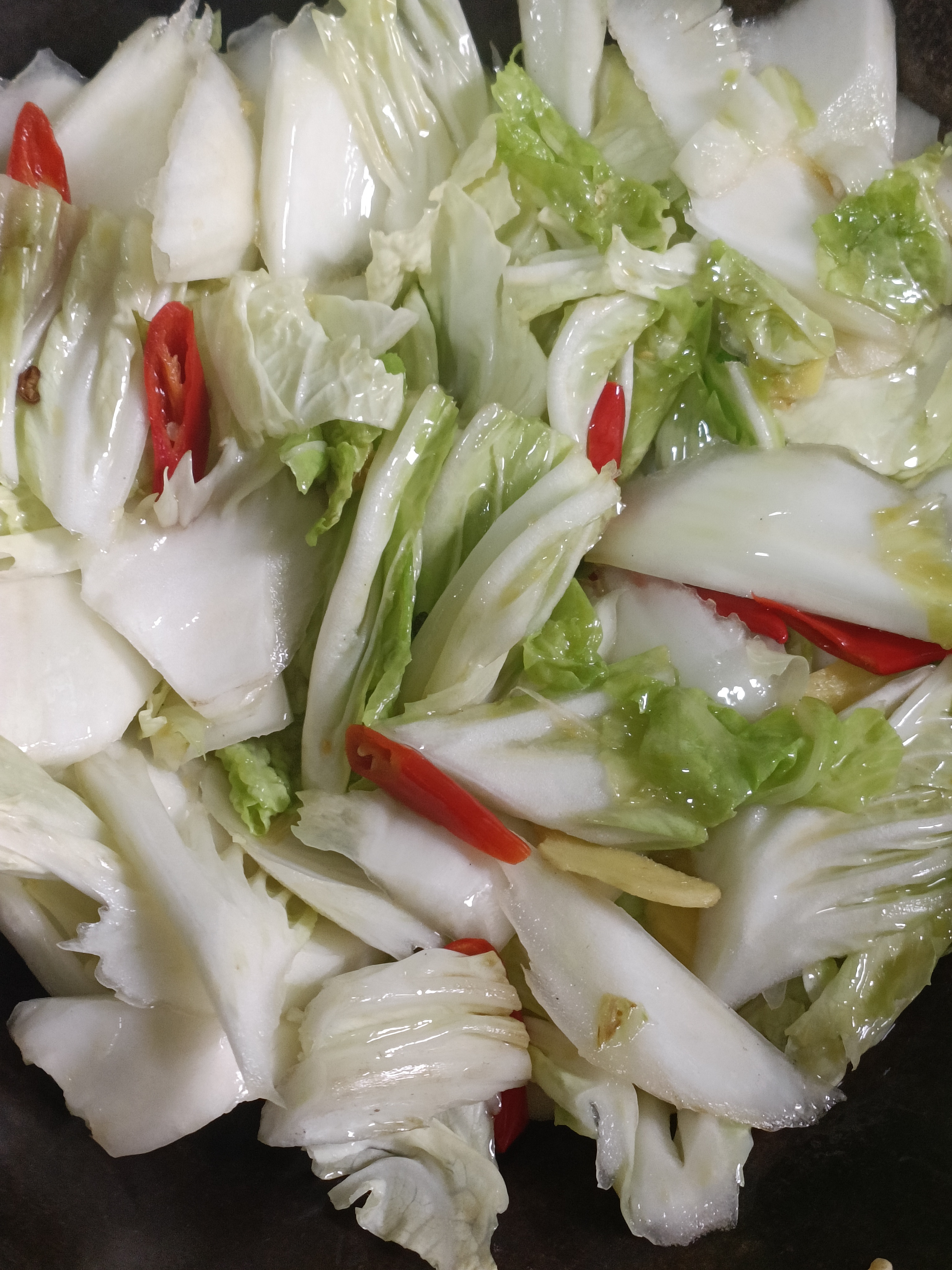 白菜富含维生素,抗氧化物和膳食纤维,多吃白菜有利健康.