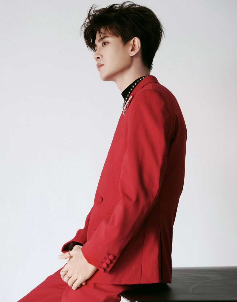 任嘉伦还是那么帅,一身红色西装,温文尔雅,时尚帅气!