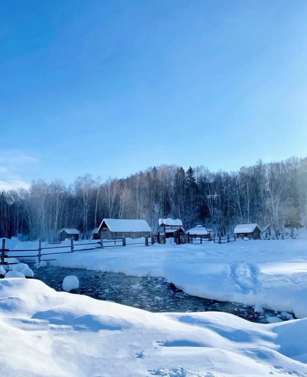 冬天想要去玩雪,除了哈尔滨,新疆禾木也有美丽的雪乡风景,同样有林海